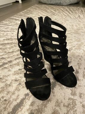Guess size 8 Black Strappy Gladiator Heeled Sandals